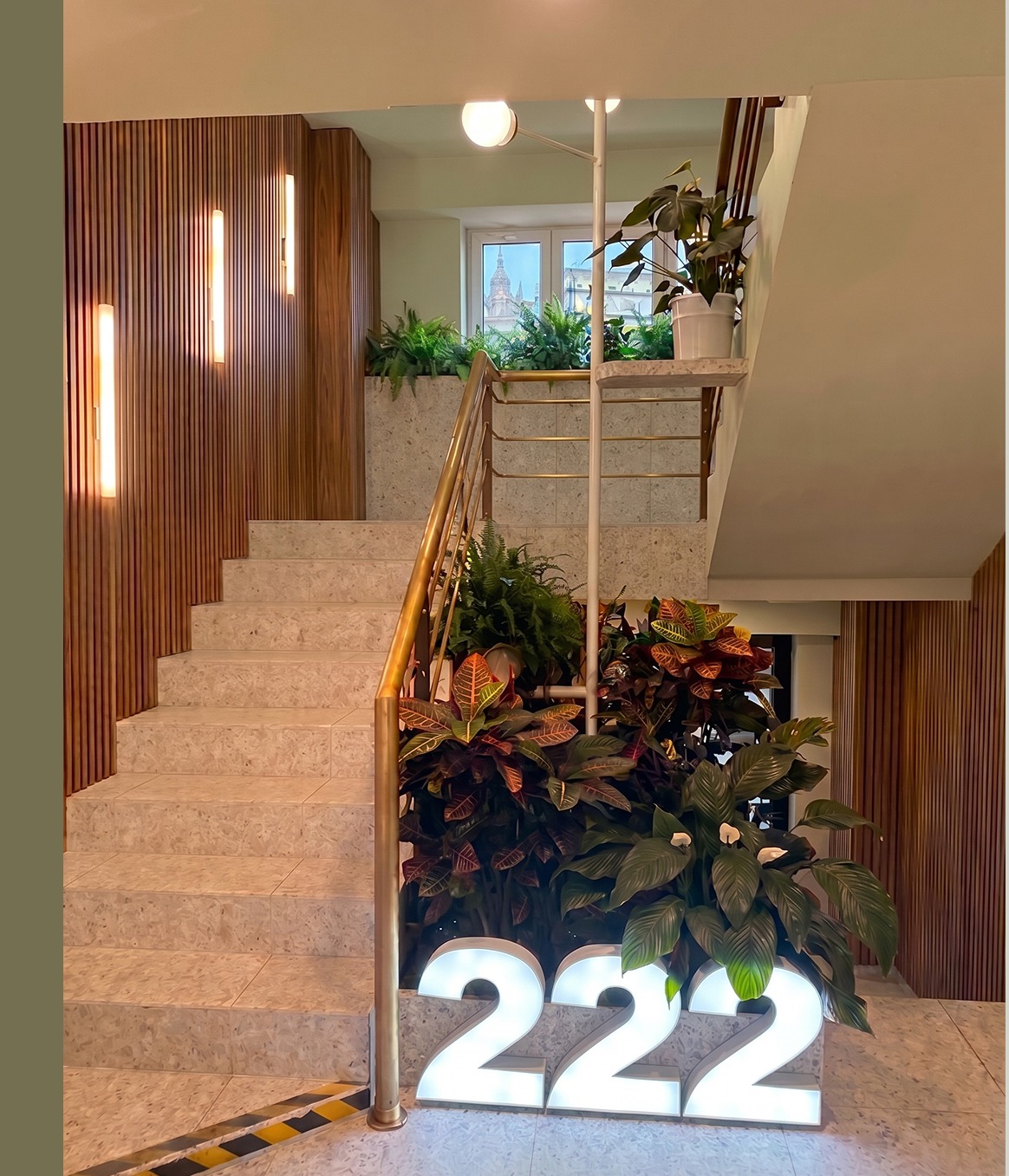 Casa scărilor cu semnul 222
